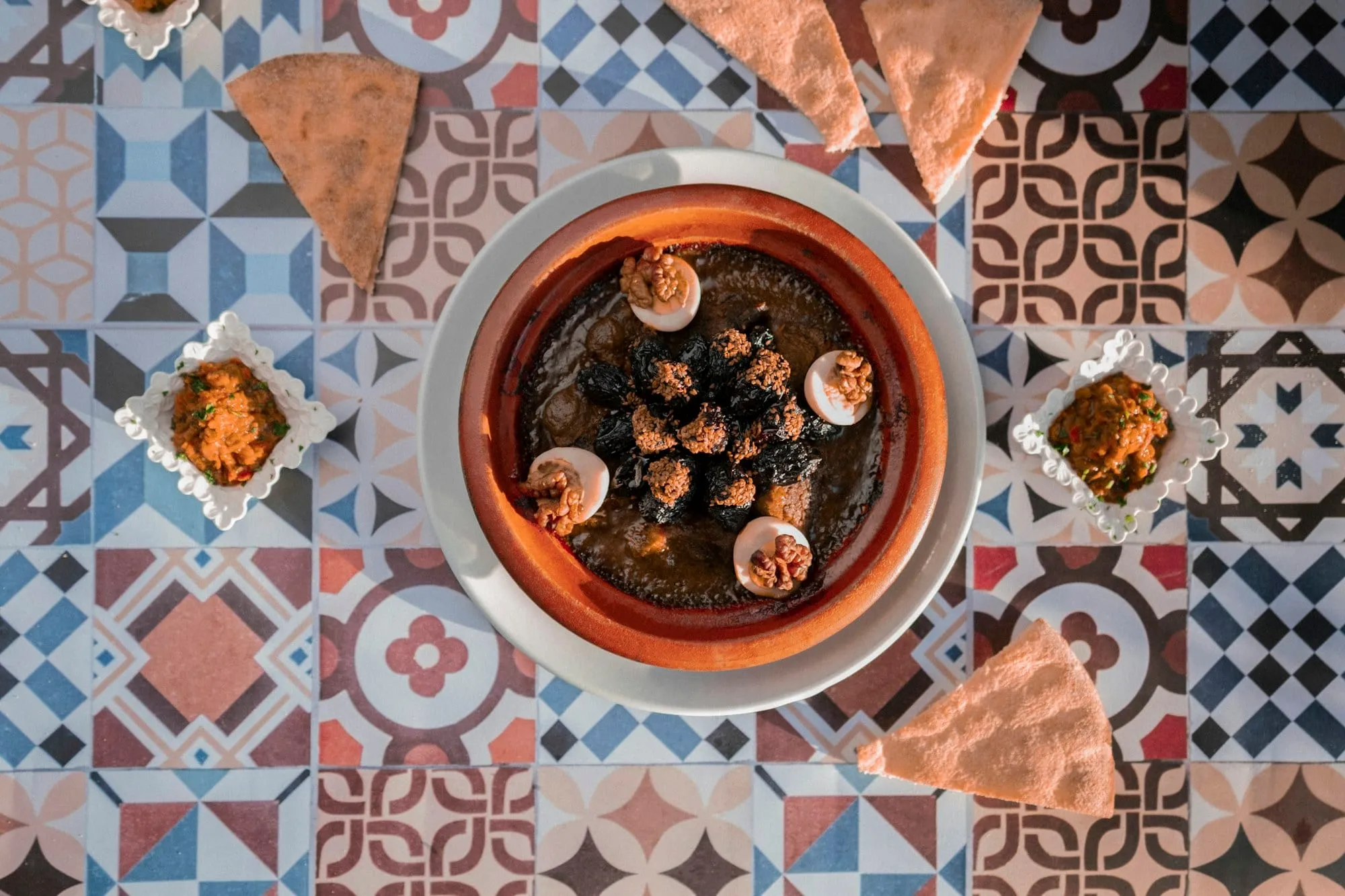 Tajín marroquí servido en la mesa