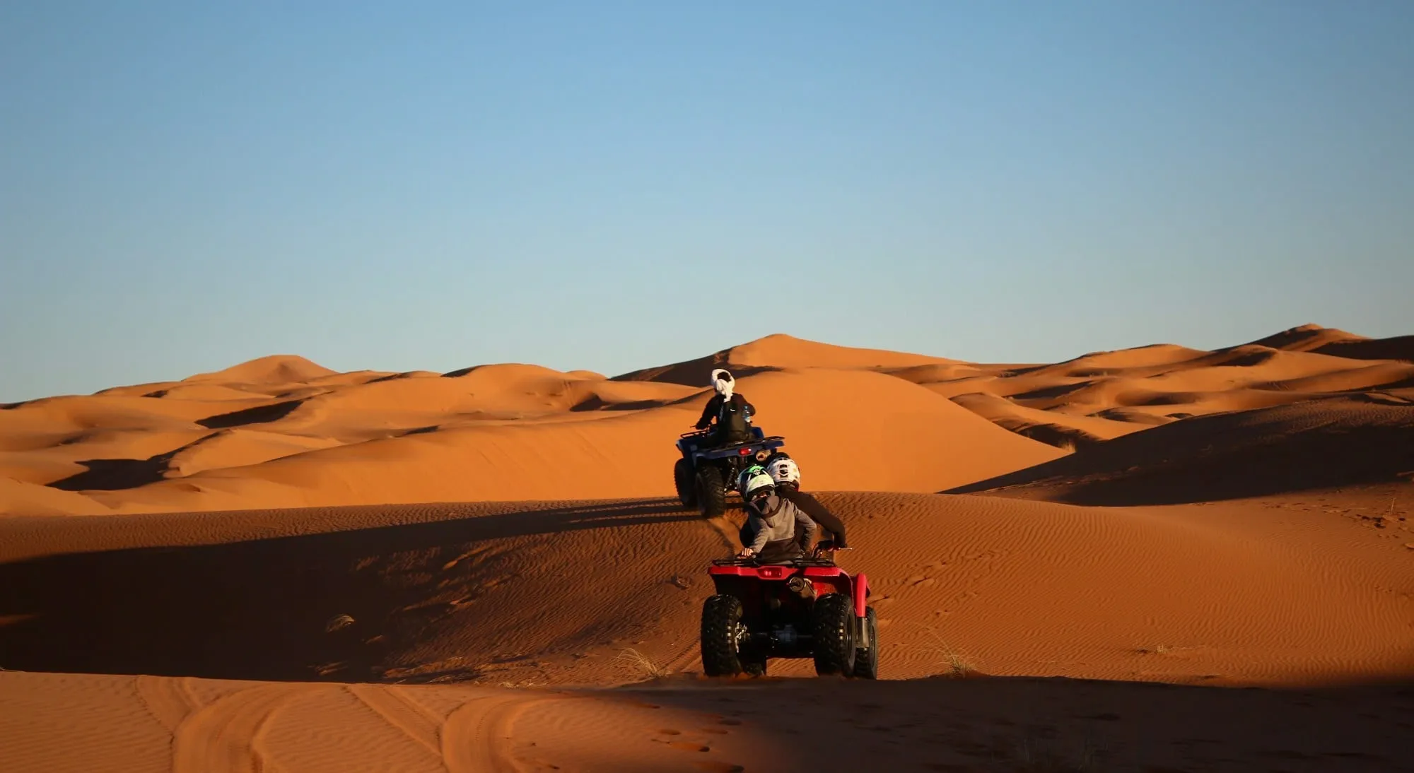 Quad entre las dunas del desierto