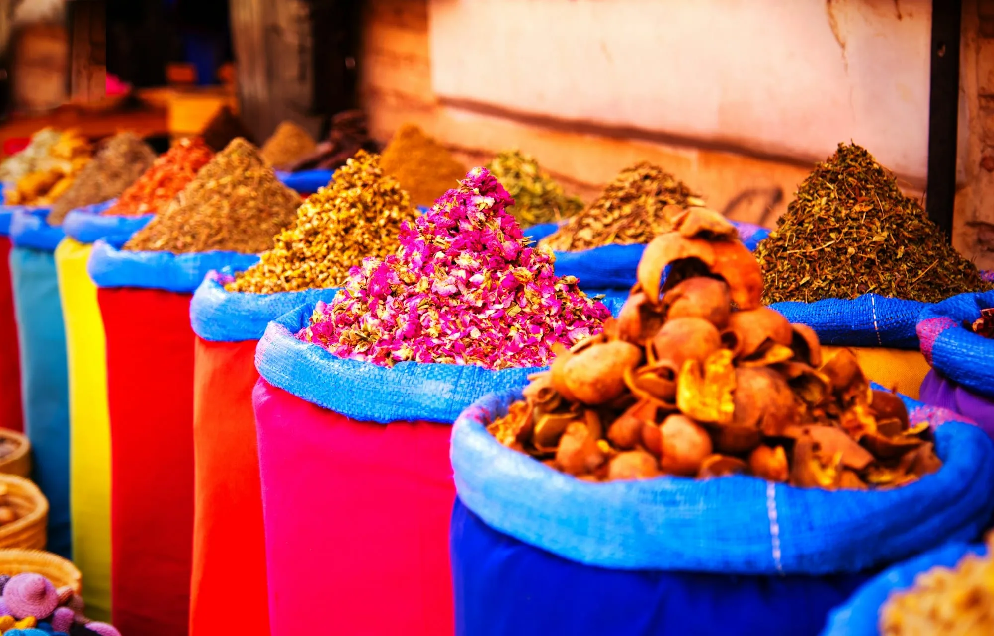 Sacos de especias de colores en un zoco de Marruecos