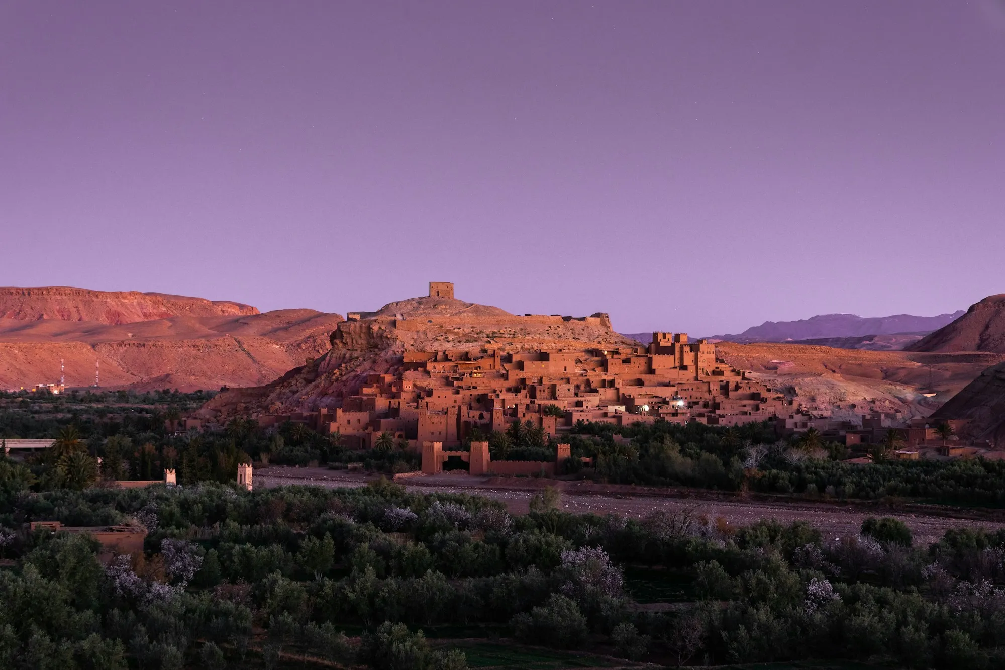 La kasbah de Aït Benhaddou al atardecer, sobre el palmeral