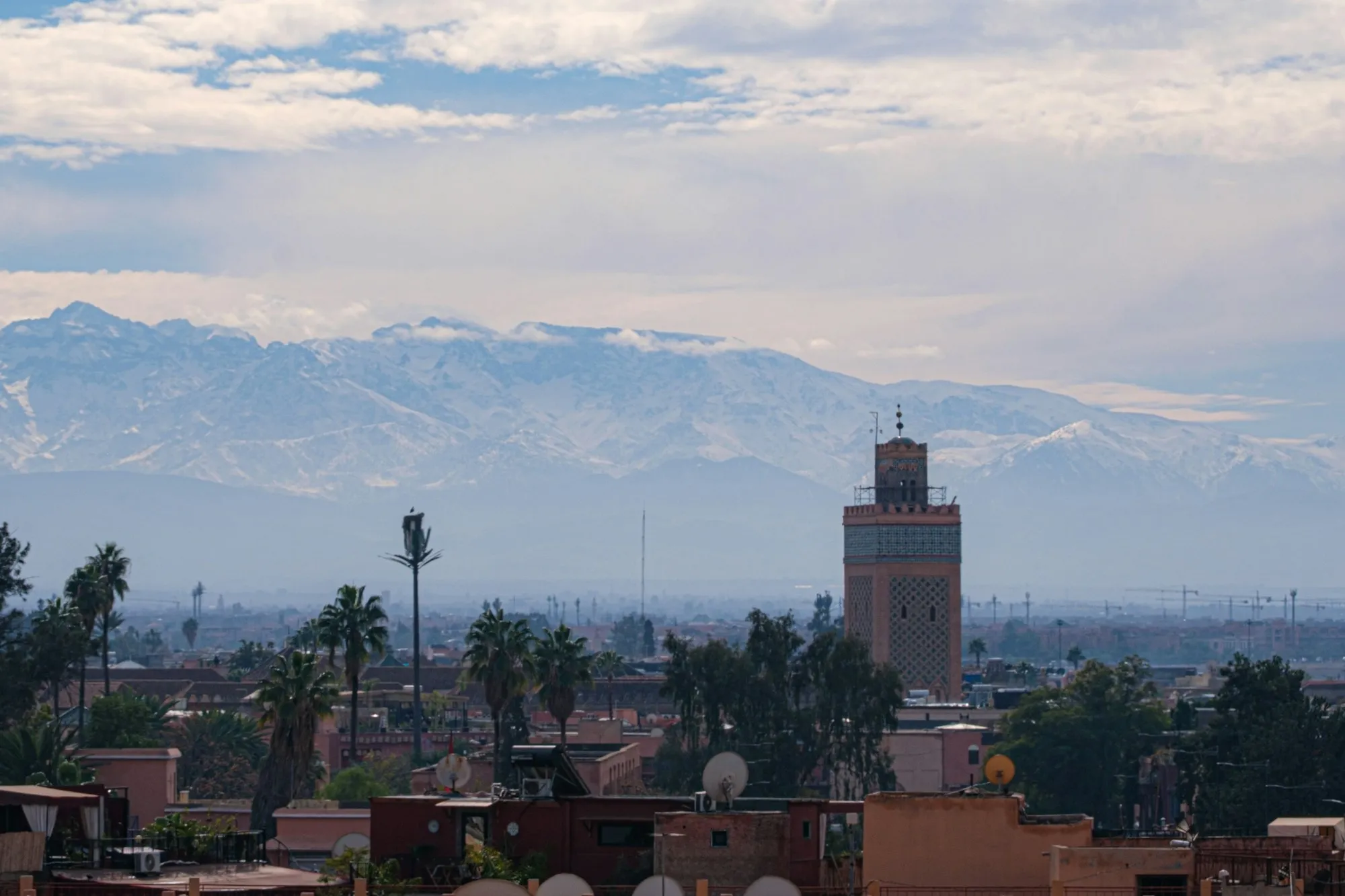 La mesquita Koutoubia de Marràqueix amb les muntanyes nevades de l’Atles al fons