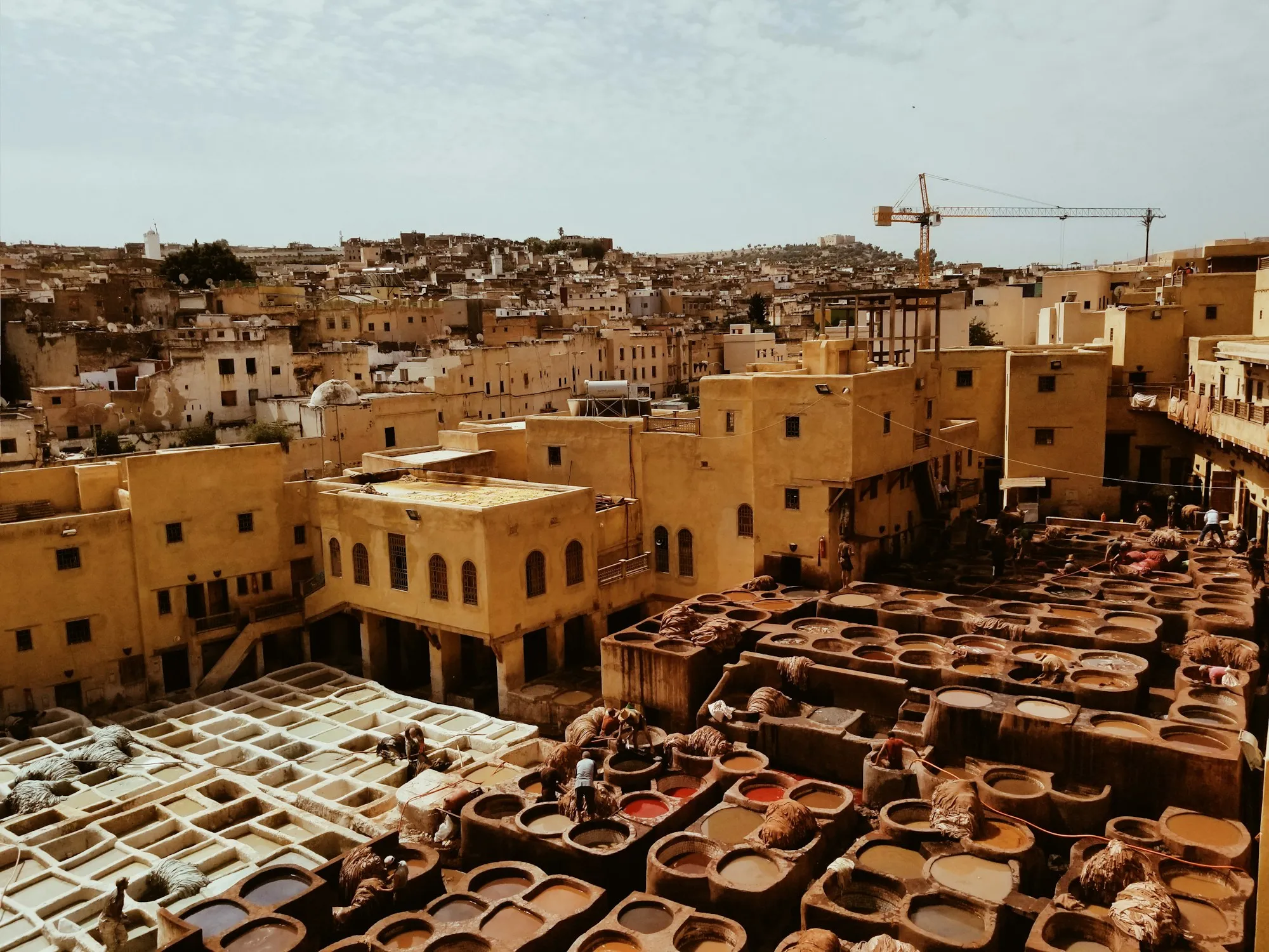Las curtidurías de Chouara en Fez, con sus pozas de colores entre las casas de la medina