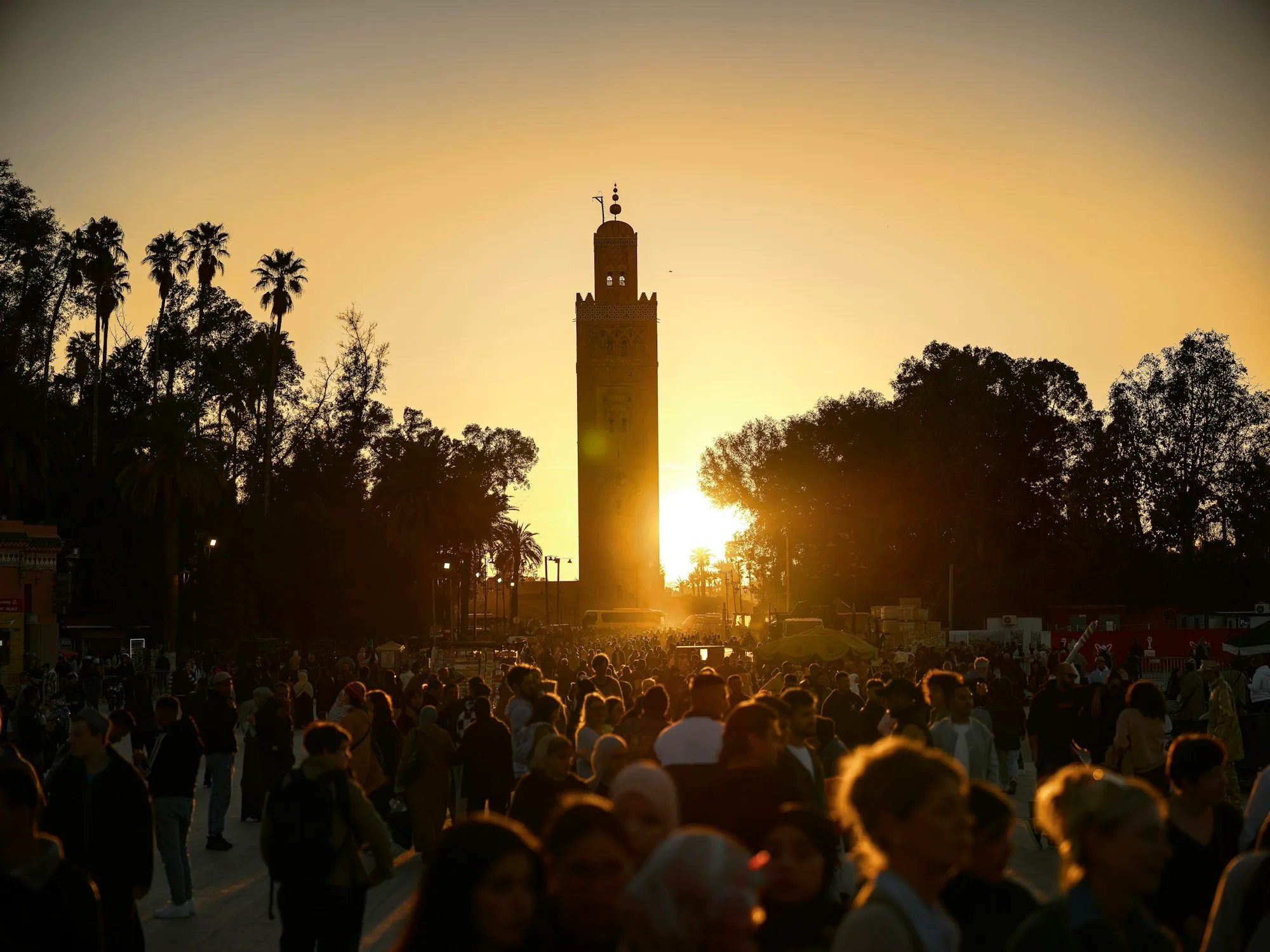 Atardecer en la plaza Jemaa el Fna de Marrakech, con el minarete de la Koutoubia al fondo