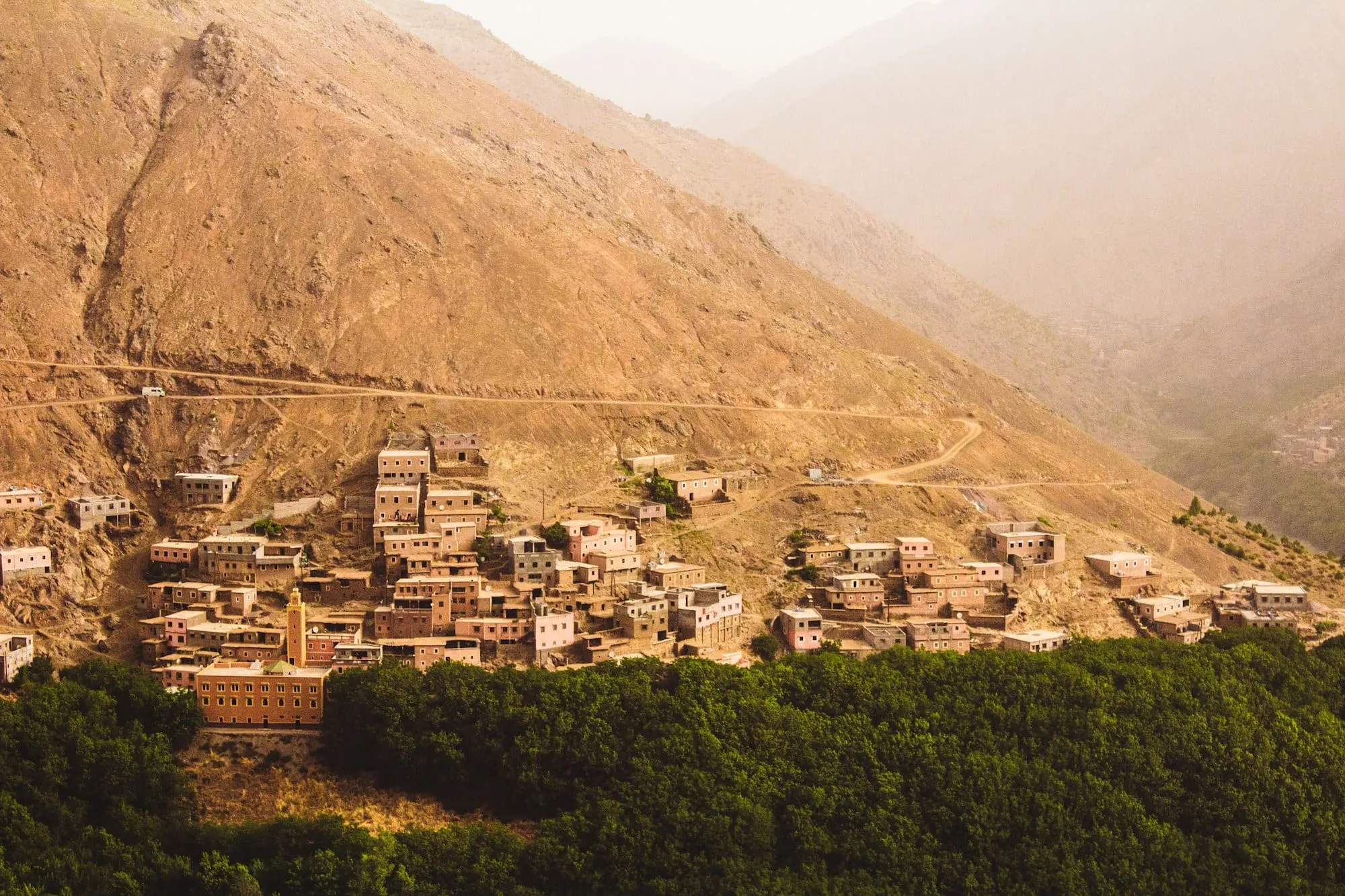 Pueblo bereber en la ladera del Alto Atlas