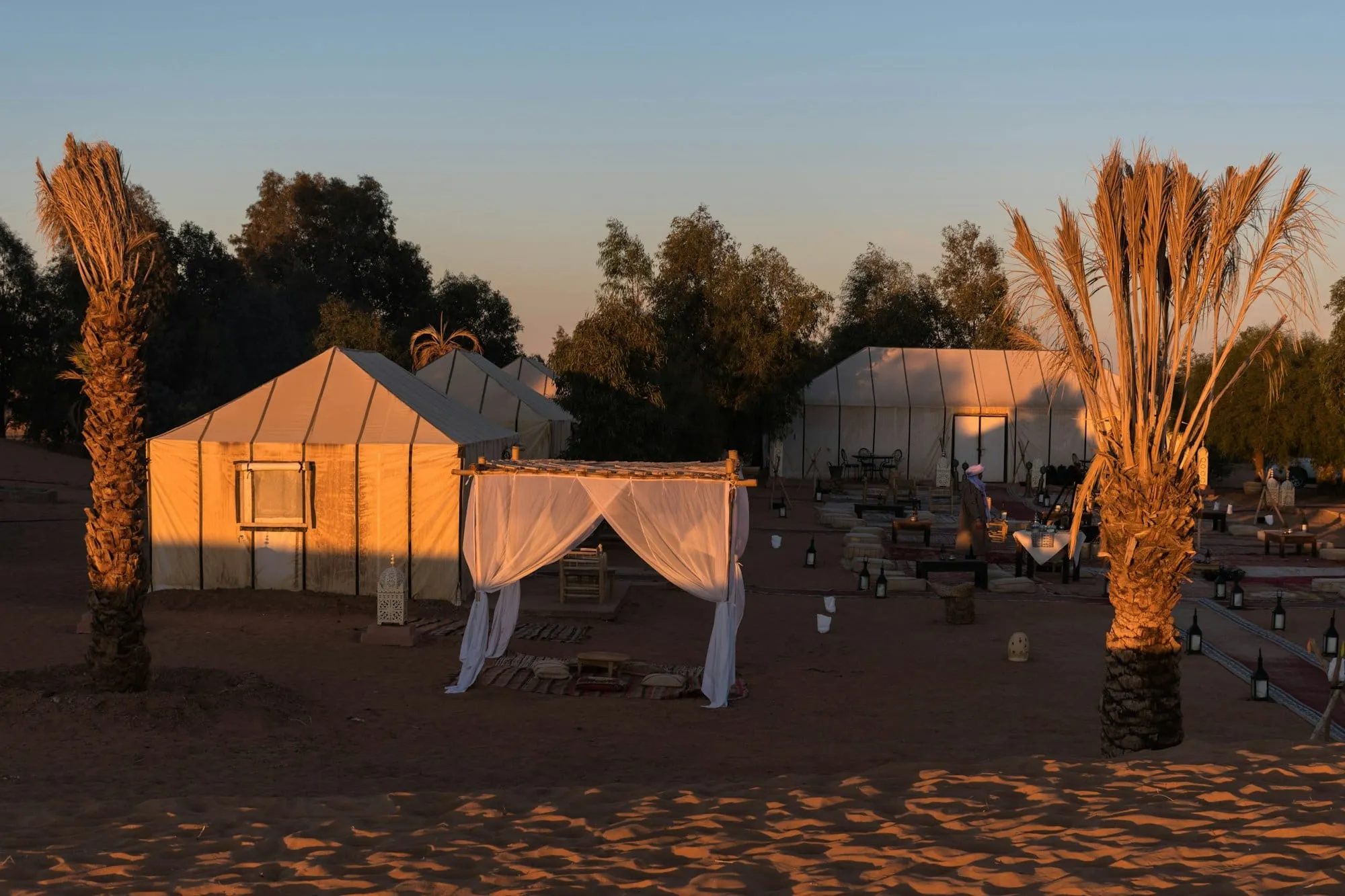 Haimas de un campamento en el desierto al atardecer