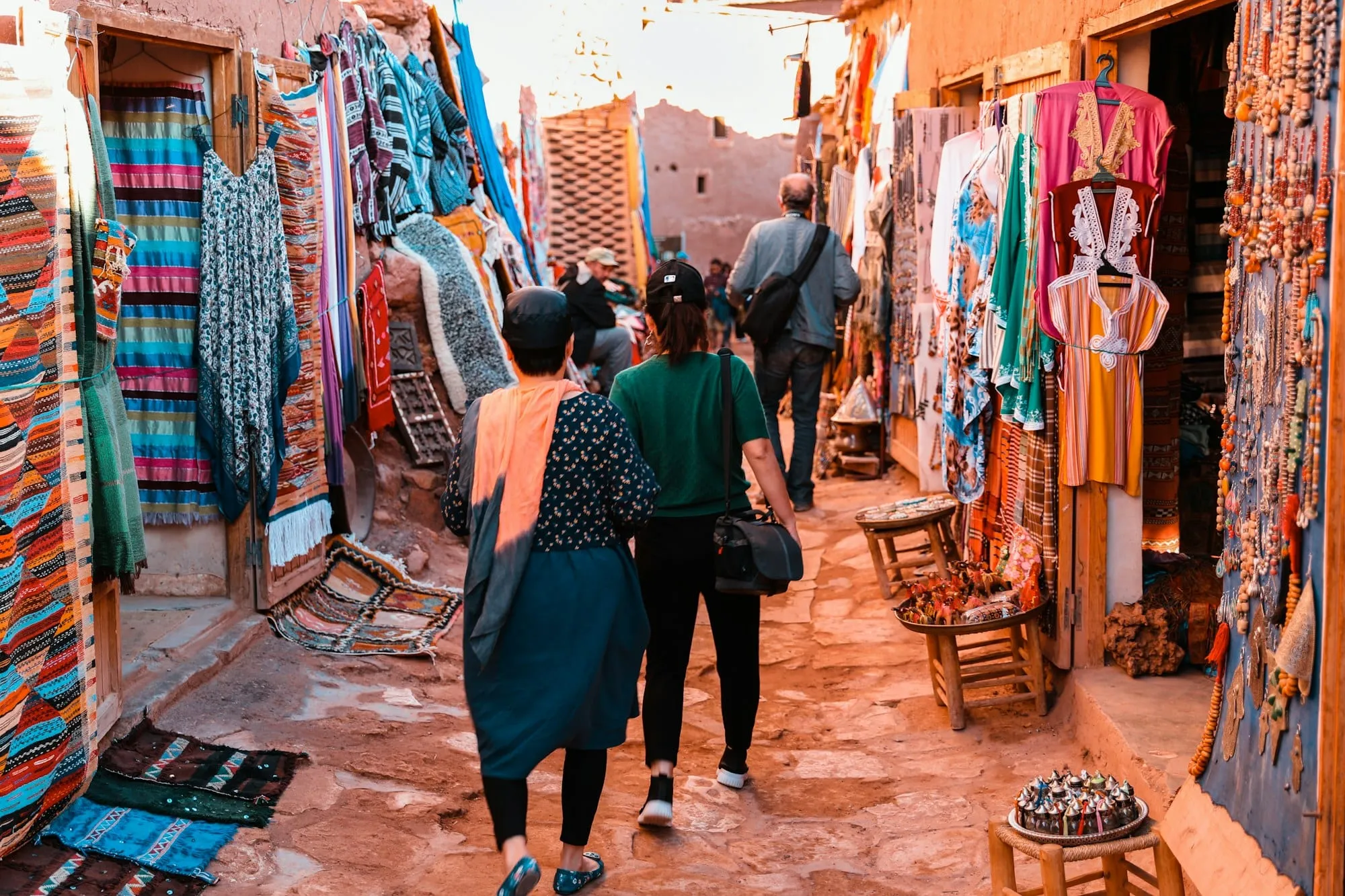 Viajeros paseando por un zoco de artesanía en Marruecos