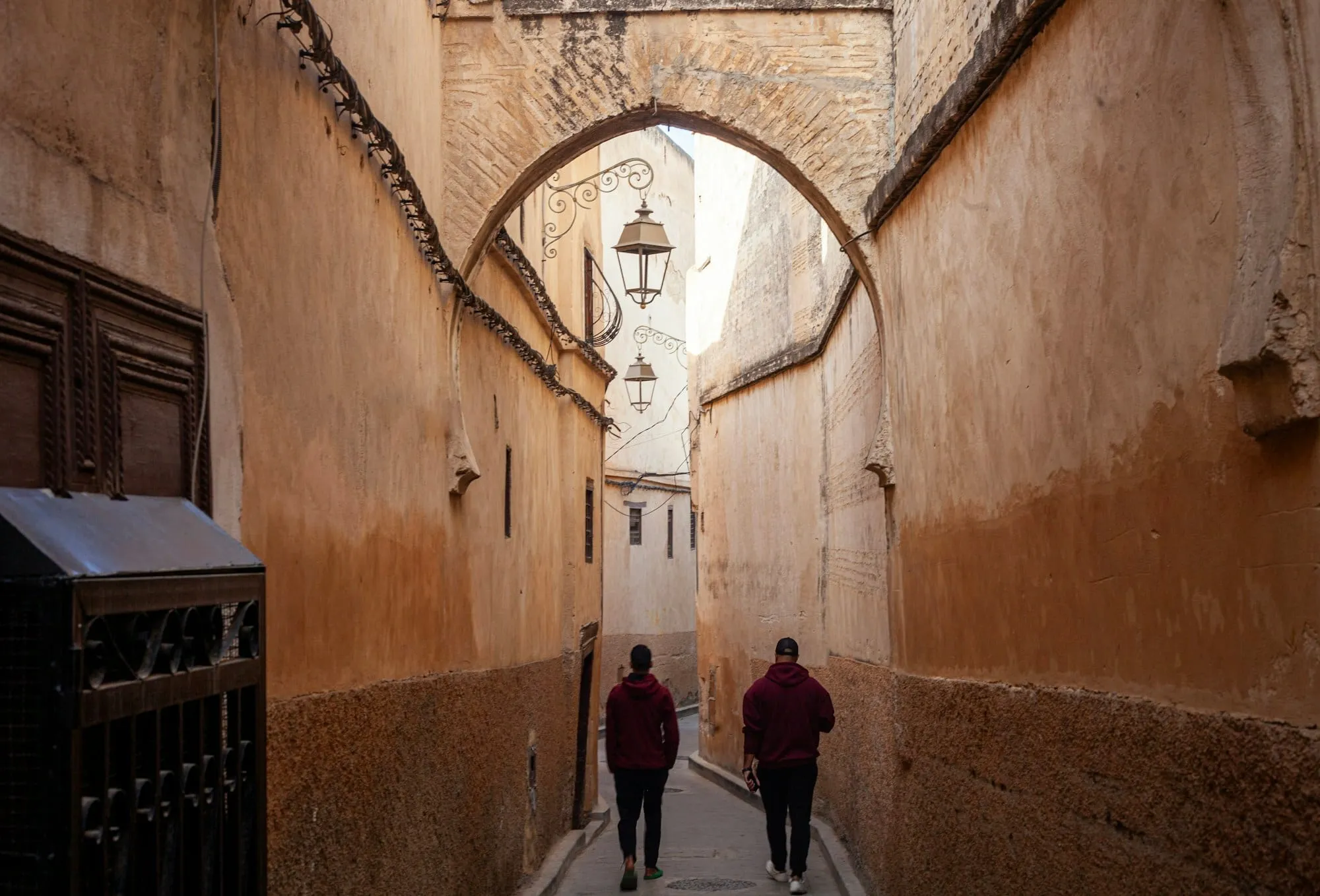Dos viajeros paseando por un callejón de la medina de Fez