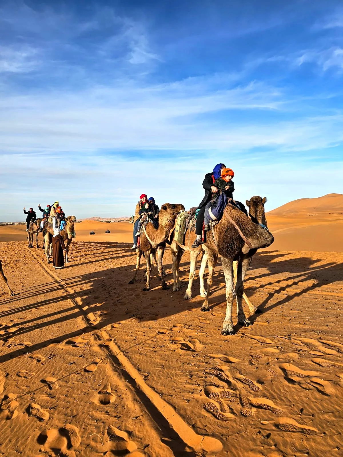 La caravana de dromedarios del grupo por las dunas, en el viaje de otro año