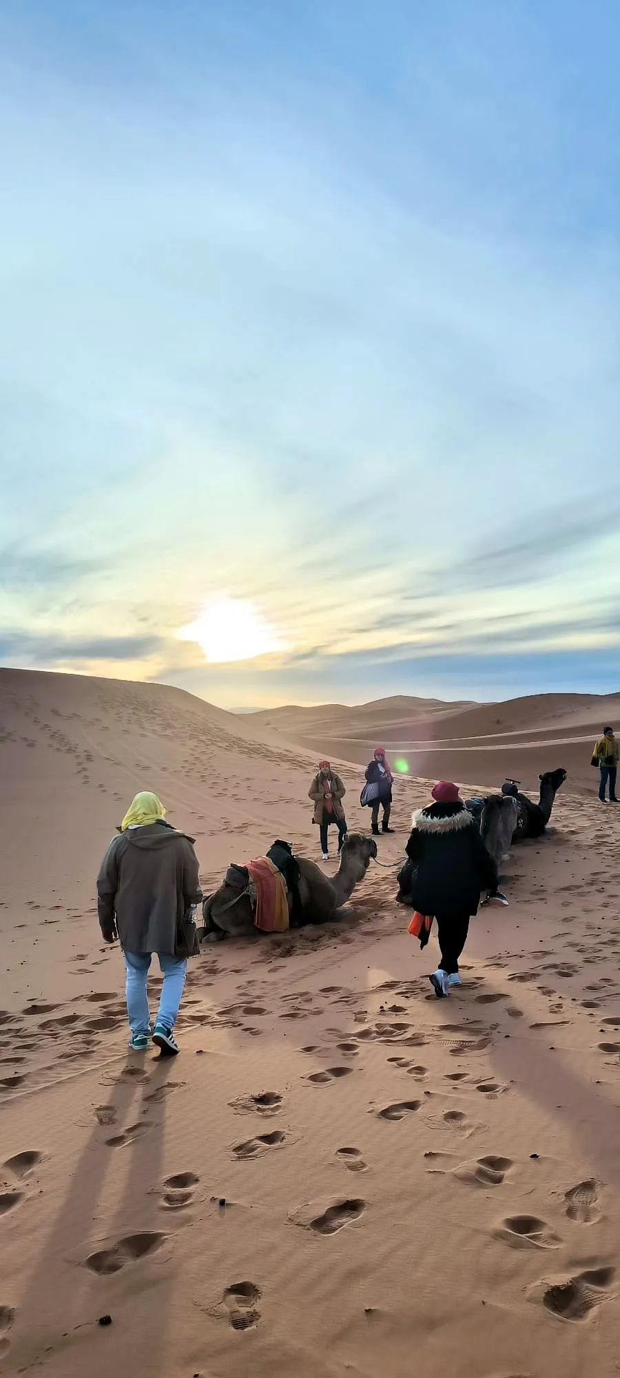 Caminando por las dunas al amanecer, en el viaje de otro año