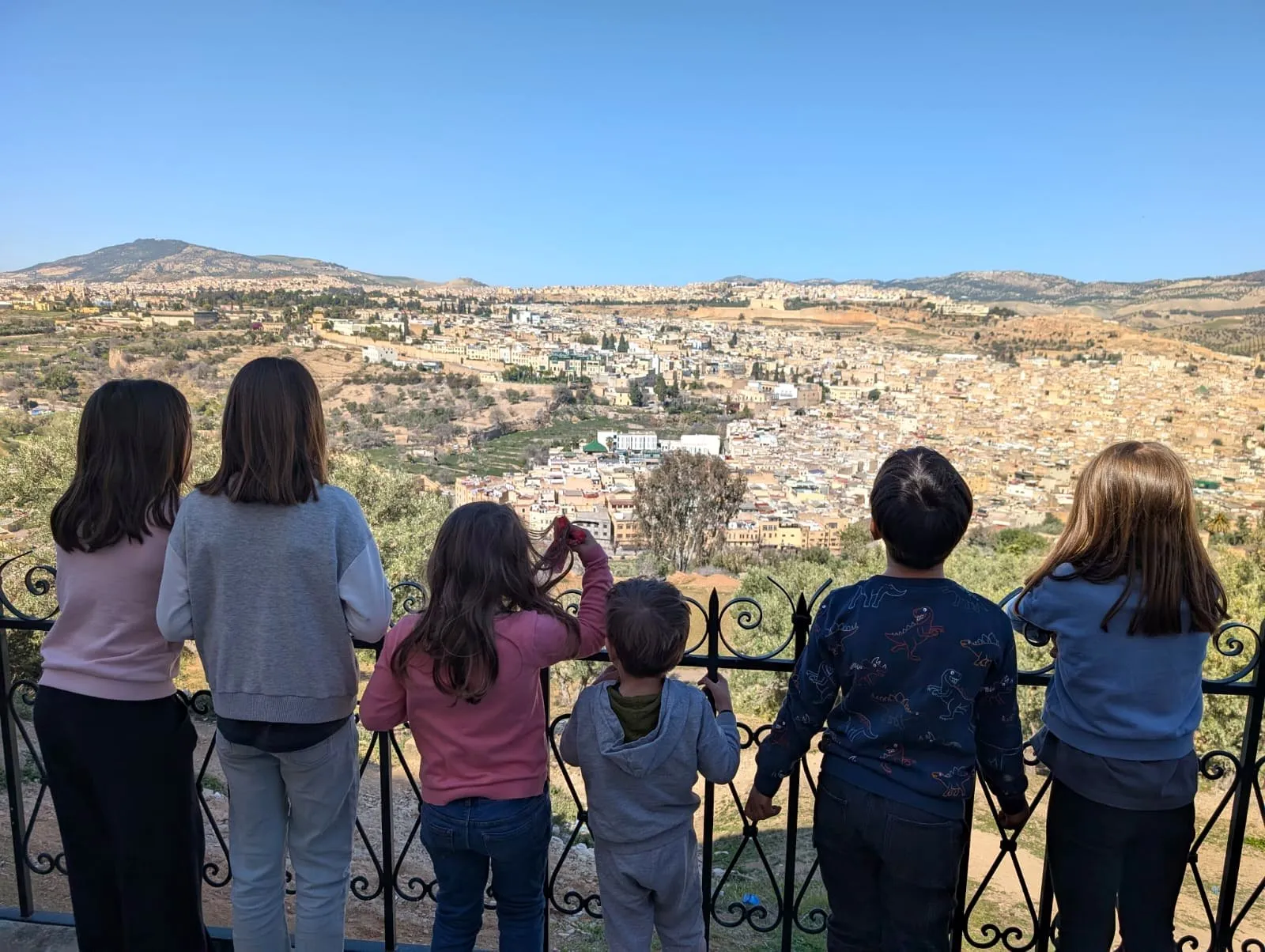 Los niños del grupo mirando la medina de Fes desde un mirador, en el viaje de otro año