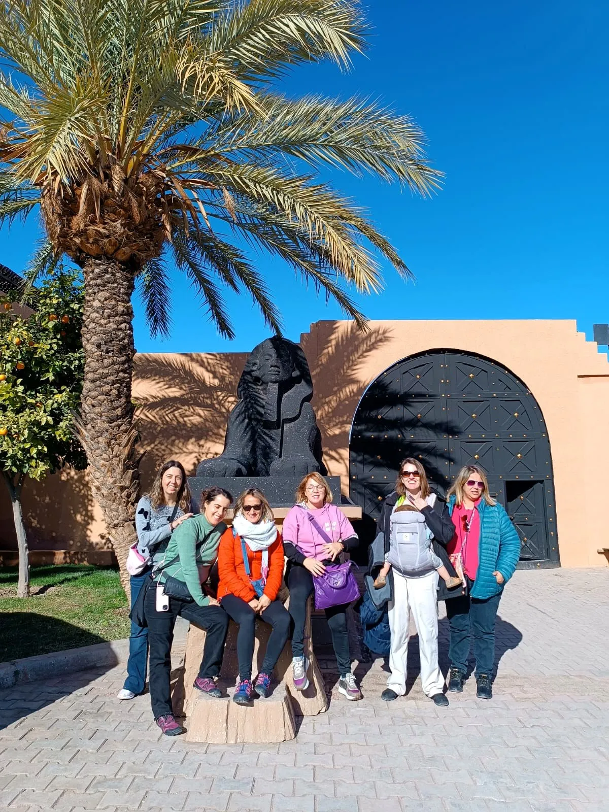 El grupo en un palmeral junto a una kasbah, en el viaje de otro año