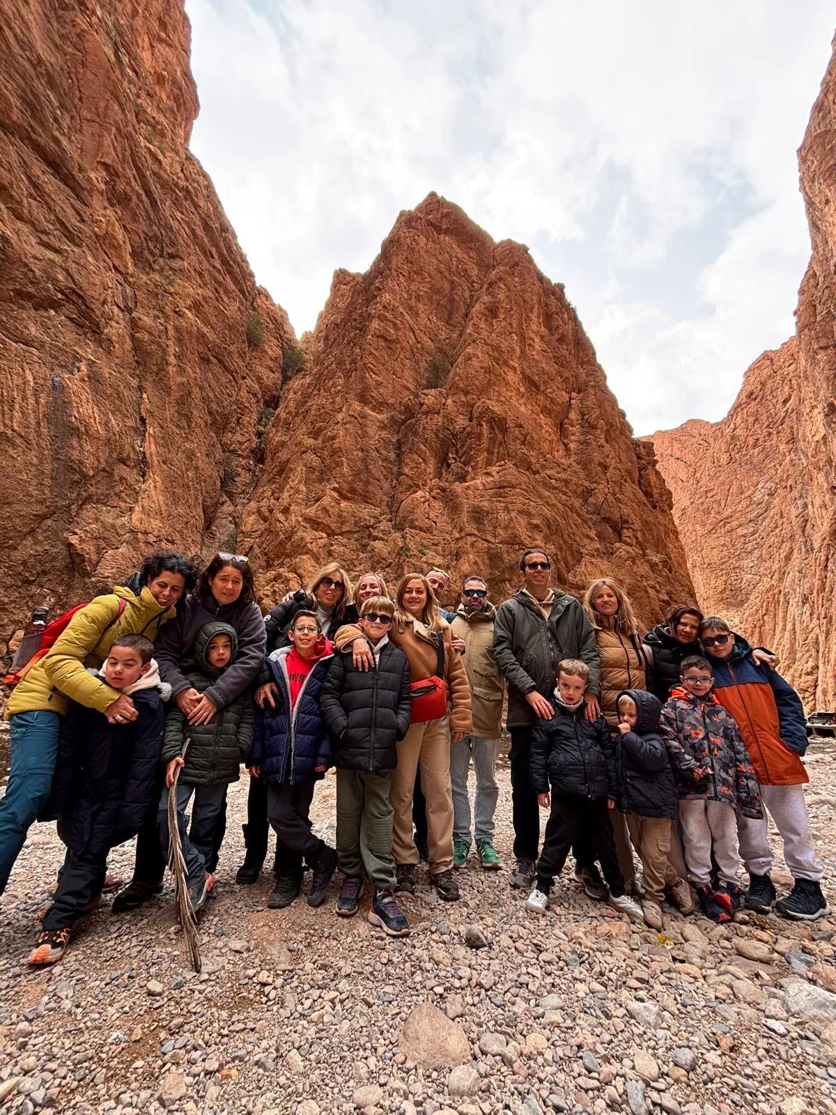 El grupo de familias en una garganta del Atlas, en el viaje de otro año