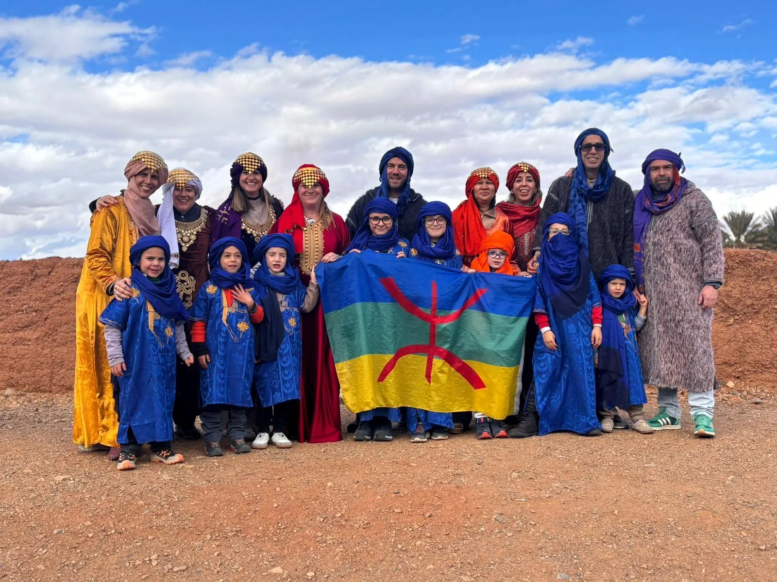 El grupo con ropa tradicional bereber y la bandera amazigh, en el viaje de otro año