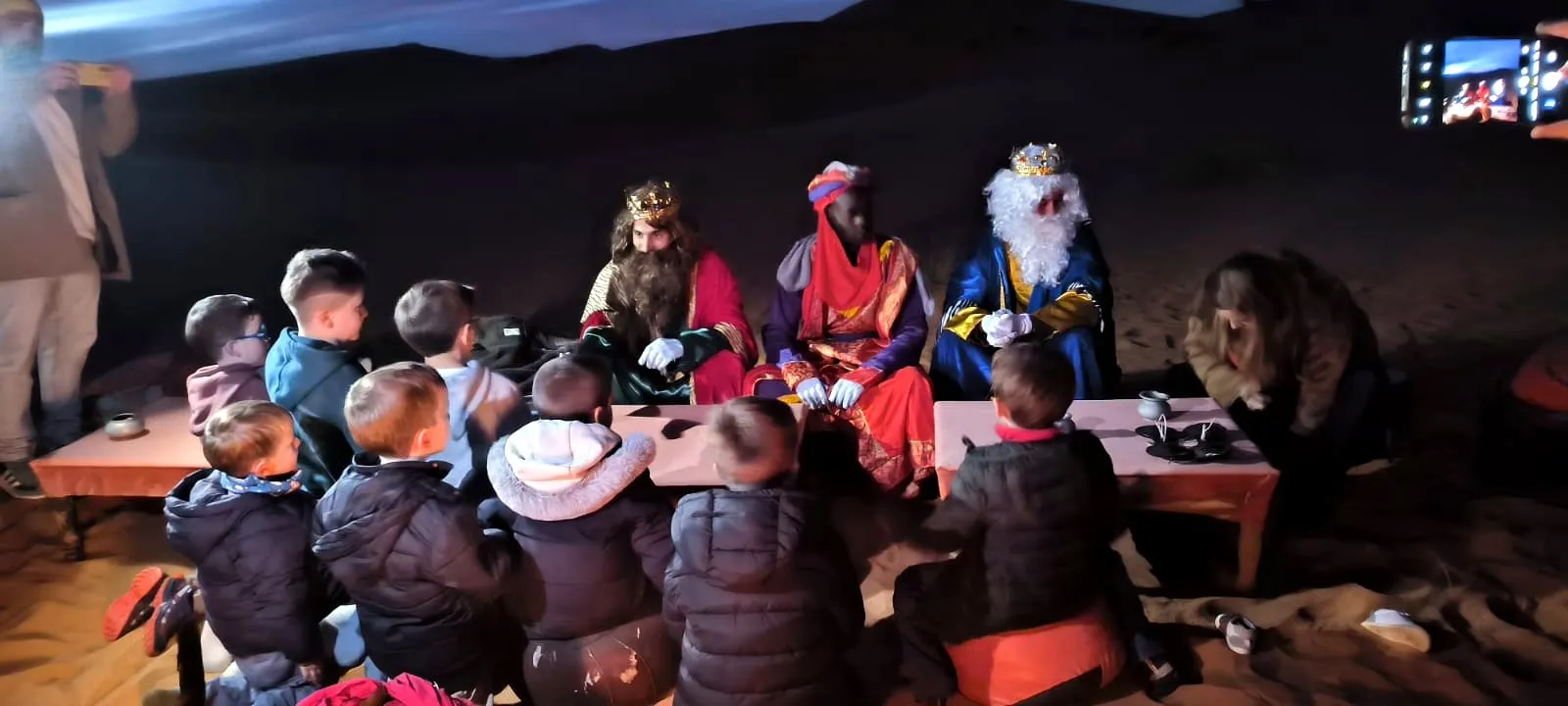 Los Reyes Magos con los niños dentro de la haima, en el viaje de otro año